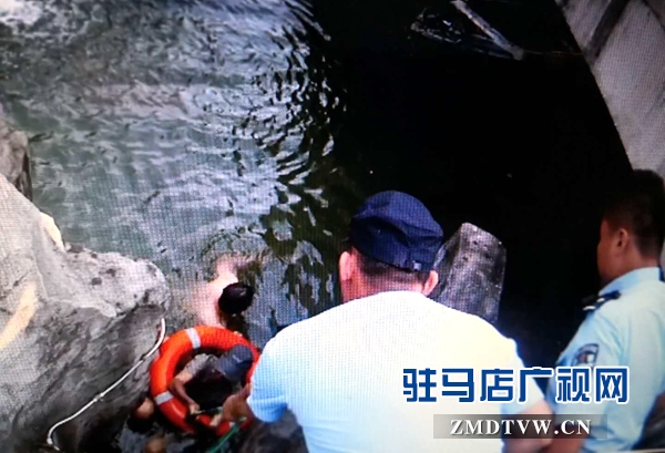 七旬老人不慎落水 特警支队民警紧急施救