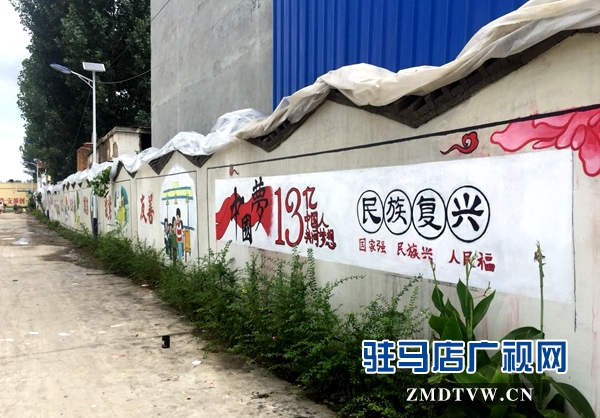 郑大学子泌阳乡村绘制文化墙