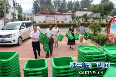 爱心企业捐赠垃圾桶  助力美丽乡村建设