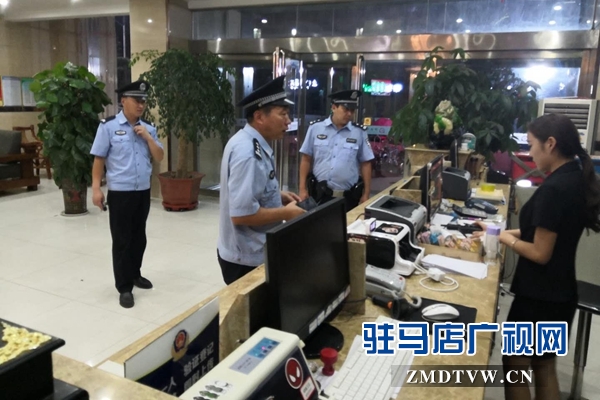 雪松派出所开展夜间集中清查活动