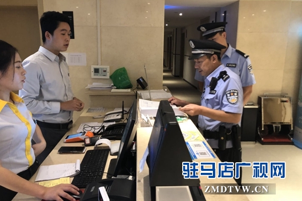 雪松派出所开展夜间集中清查活动