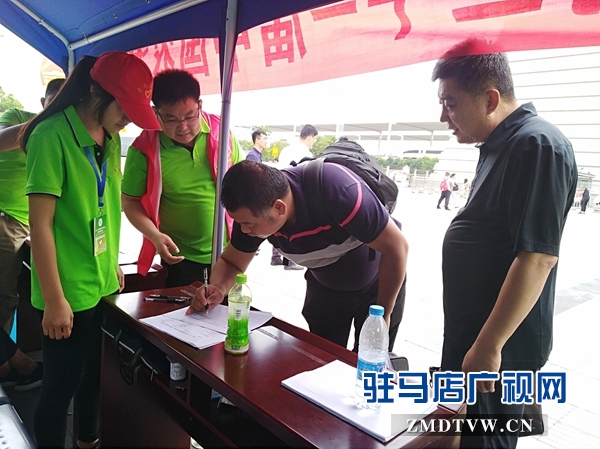 驻马店市青年商会志愿者真情服务中国农加工洽谈会