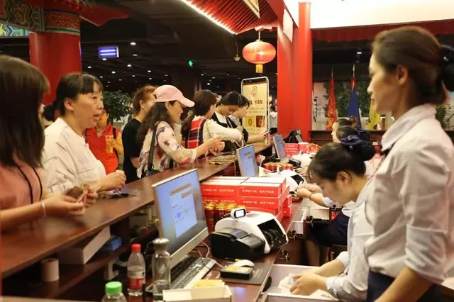 中国农洽会期间，天中老街为食客们倾力打造视、听、味觉的三重盛宴
