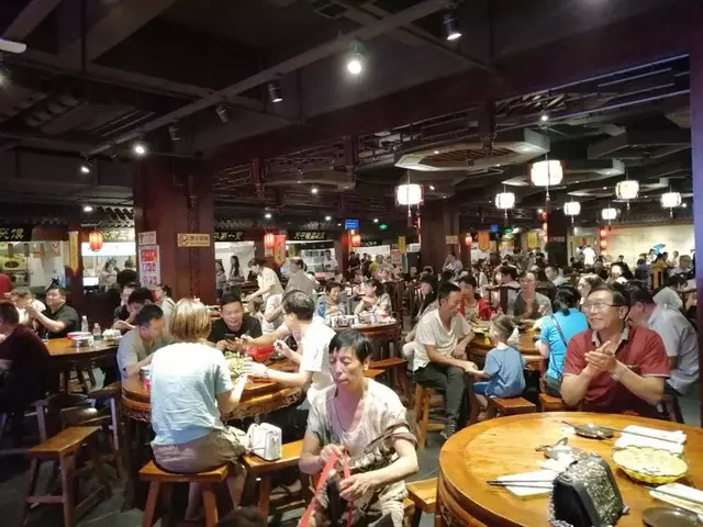 中国农洽会期间，天中老街为食客们倾力打造视、听、味觉的三重盛宴