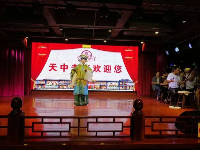 中国农洽会期间，天中老街为食客们倾力打造视、听、味觉的三重盛宴