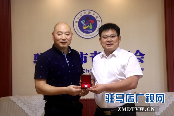 出席中国农加工洽谈会的各商会代表到驻马店市青年商会考察交流