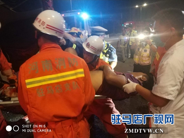 确山：两货车相撞司机被困 消防官兵合力救出