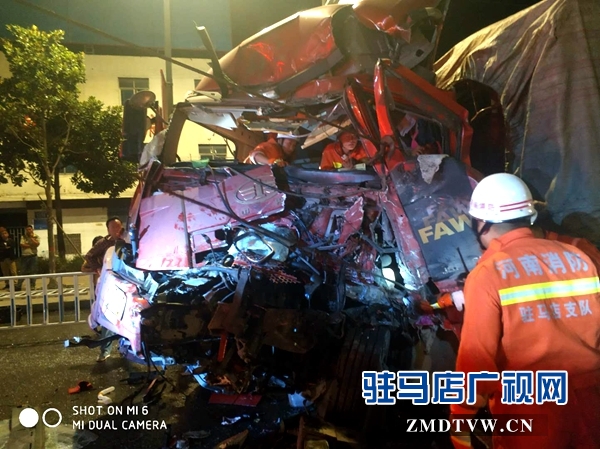 确山：两货车相撞司机被困 消防官兵合力救出