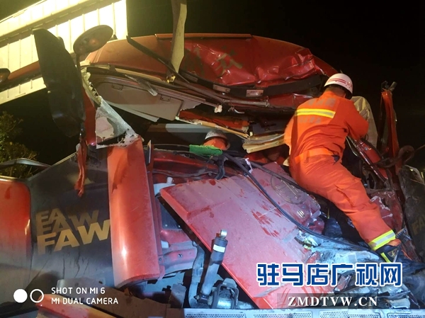 确山：两货车相撞司机被困 消防官兵合力救出