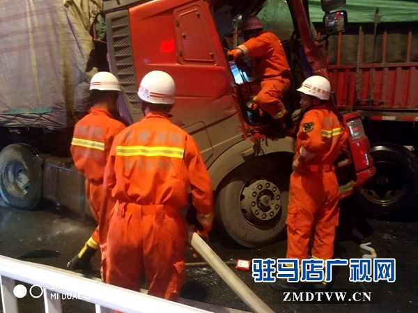 确山：两货车相撞司机被困 消防官兵合力救出