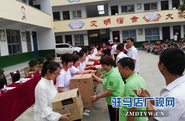 天中义工联合会联合爱心企业开展第34个教师节庆祝活动