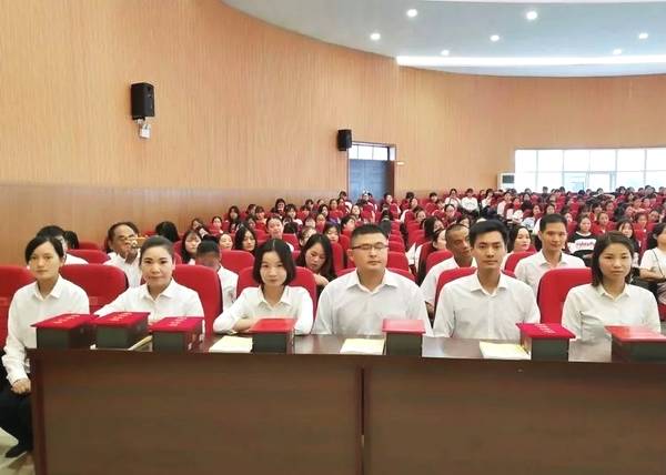 驻马店市科技学校举行2018年秋季开学典礼暨爱邦忙助学金发放仪式
