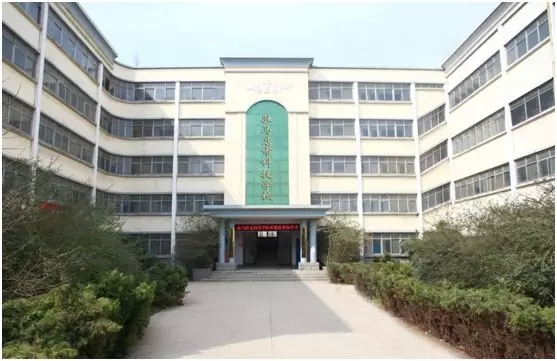 驻马店市科技学校举行2018年秋季开学典礼暨爱邦忙助学金发放仪式