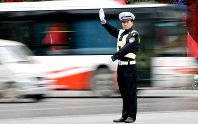 驻马店交警发布中秋假期交通安全预警提示