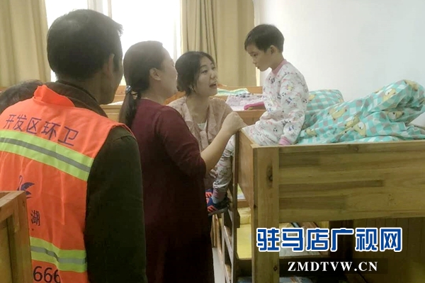 贫困孩子背起书包 圆了上学梦