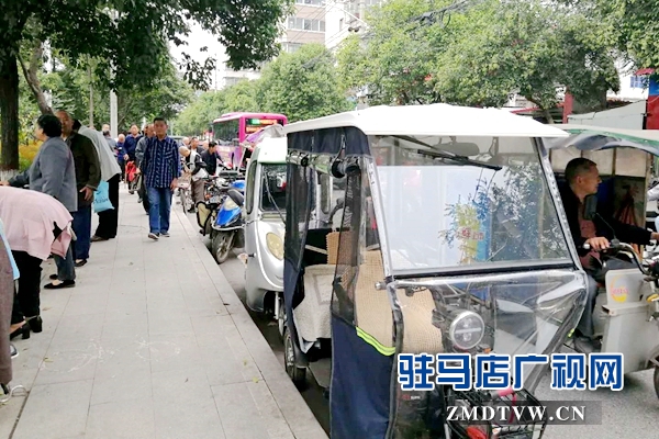 电动车霸路 市民出行受阻