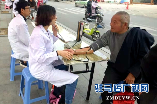确山县开展 “全国高血压日-知晓您的血压”宣传活动