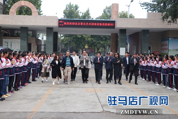 名家大师进校园 翰墨溢香满校园