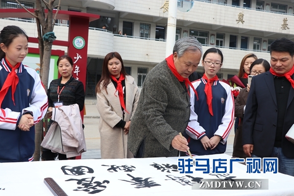 名家大师进校园 翰墨溢香满校园