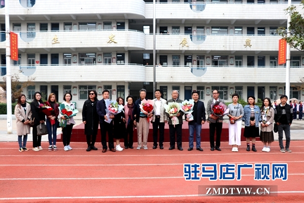 名家大师进校园 翰墨溢香满校园
