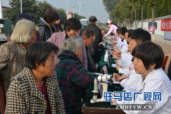 上蔡南大吴社区300多名居民搭上“节日健康大巴”