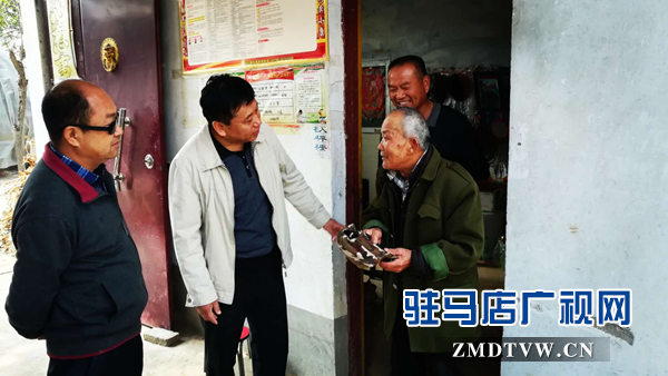 市统计局到帮扶村开展清洁家园活动