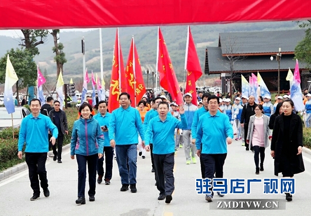 河南省第八届“三山同登”群众登山健身大会拉开帷幕