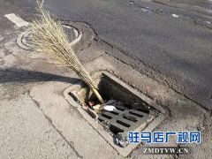 这里井盖被压坏 过往市民要小心