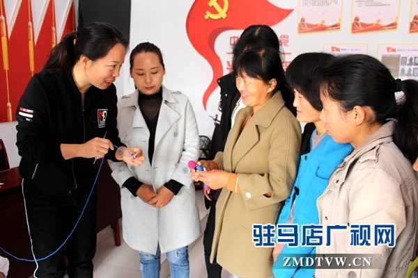 “余氏钩编”创始人到汝南县举行免费手工编织技术培训课