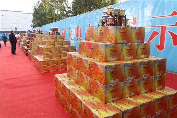 首届朗陵罐酒文化节暨2018封藏大典上一坛朗陵老酒拍出116万元！
