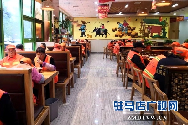 一份爱心早餐温暖环卫工人的心