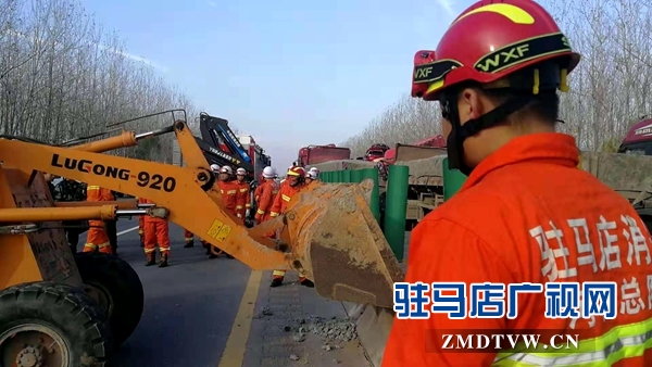 驻马店多部门联合处置 大广高速平舆段道路恢复通行