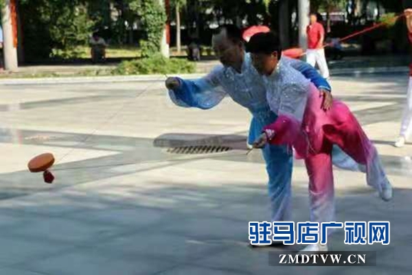花样抖空竹夫妻：40年生活翻天变化  有苦有甜更感恩