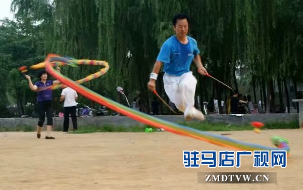 花样抖空竹夫妻：40年生活翻天变化  有苦有甜更感恩