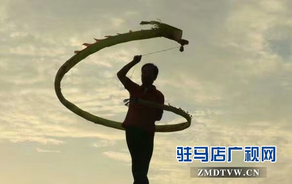 花样抖空竹夫妻：40年生活翻天变化  有苦有甜更感恩
