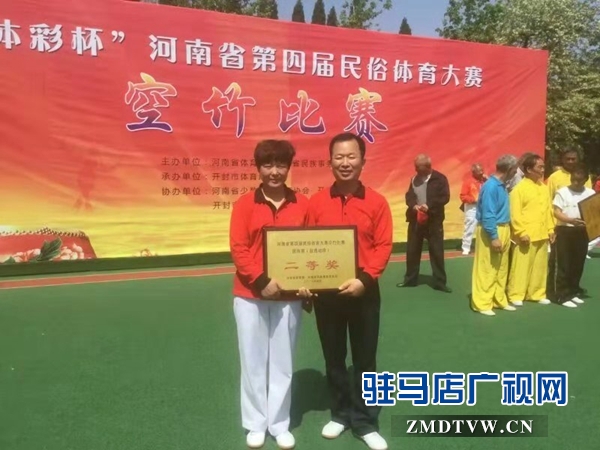 花样抖空竹夫妻：40年生活翻天变化  有苦有甜更感恩