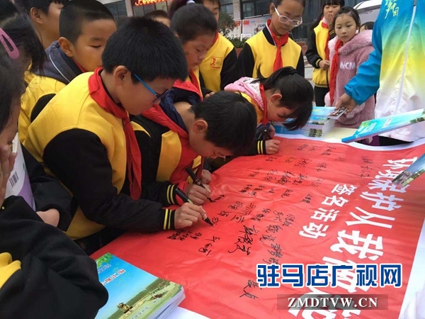 平舆县环保局举办环保法律宣传活动