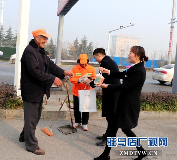 企业为环卫工人派发爱心粥