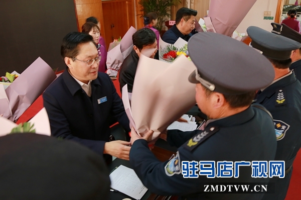  驻马店市中心医院举行首批献花仪式