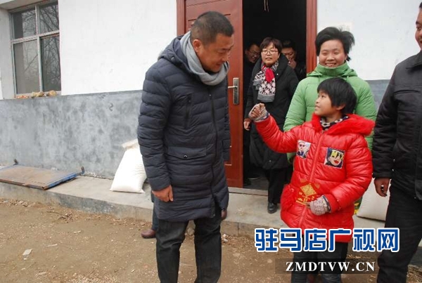 泌阳县爱心家慰问 特困学生家庭 