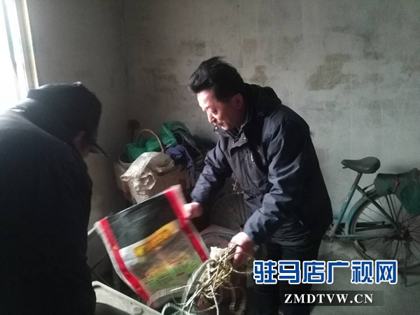 确山县卫计委慰问贫困户