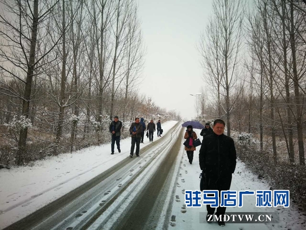 确山县卫计委顶风冒雪扶贫攻坚