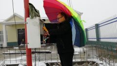 正阳县气象站设备保障人员冒雪抢修设备
