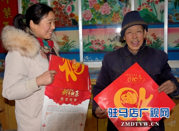 正阳永兴镇帮扶人员上门为脱贫户送春联