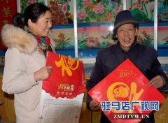 正阳永兴镇帮扶人员上门为脱贫户送春联