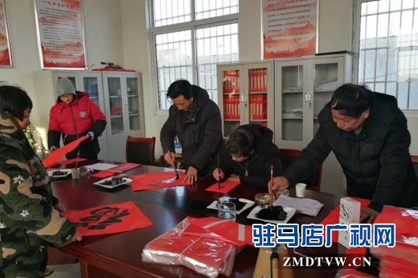 上蔡县百尺乡下地关村开展迎新春义写春联活动