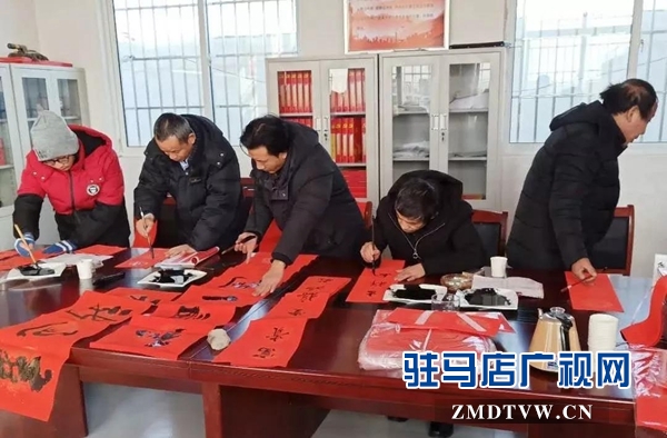 上蔡县百尺乡下地关村开展迎新春义写春联活动