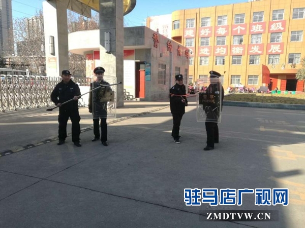 雪松派出所在辖区内开展反恐演练活动