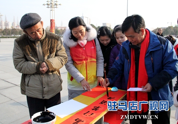 驻马店举行2019“迎春送福”义写春联大型公益活动