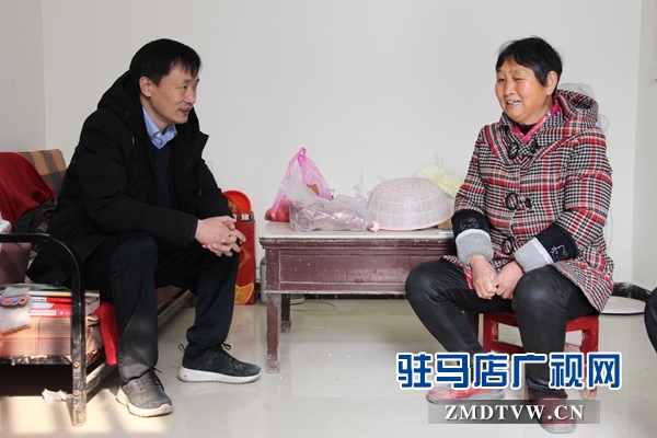 驻马店广播电视台到帮扶村慰问困难群众